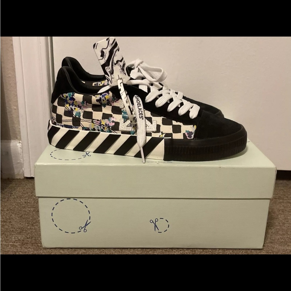 Off white vulcanized sneaker